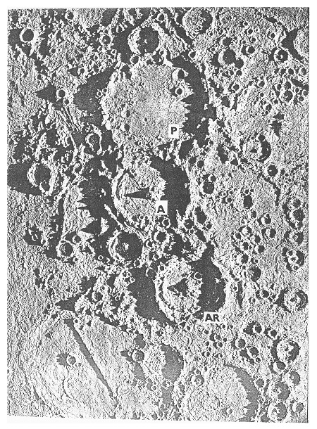Obr. 13: Skupina tří známých kráterů: Ptolemaeus (P), Alphonsus (A) a Arzachel (AR). P. m. B.